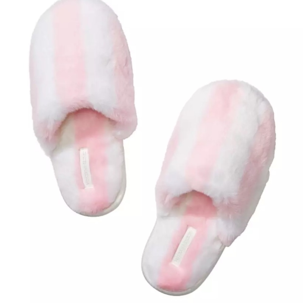 NWT Victoria’s Secret Faux fur Pink and White Slippers Valentine’s Day S & M